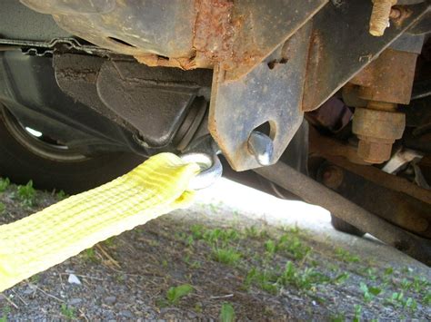 how to put on a tow strap